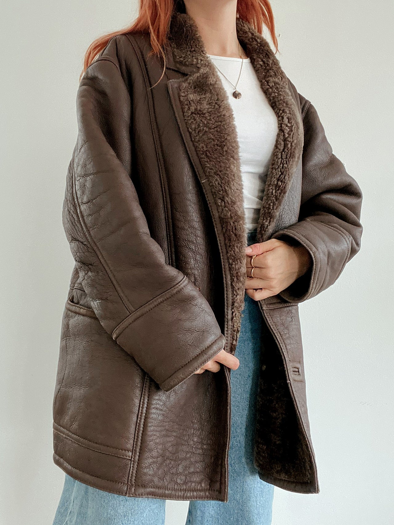 Manteau en mouton retourné brun foncé intérieur taupe foncé