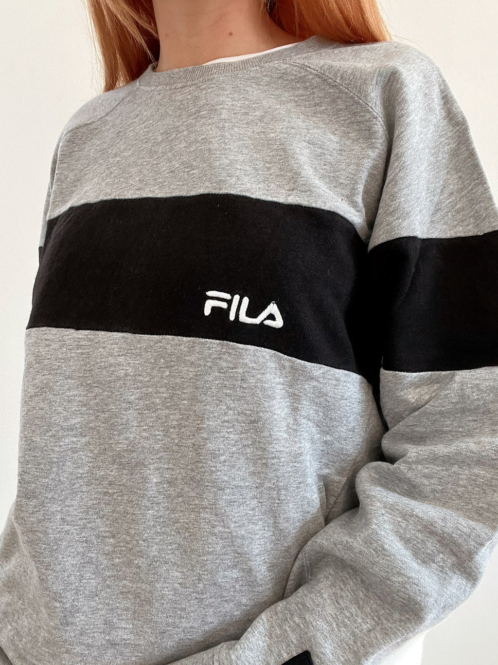 Hellgrauer und schwarzer Vintage-Pullover von Fila XL