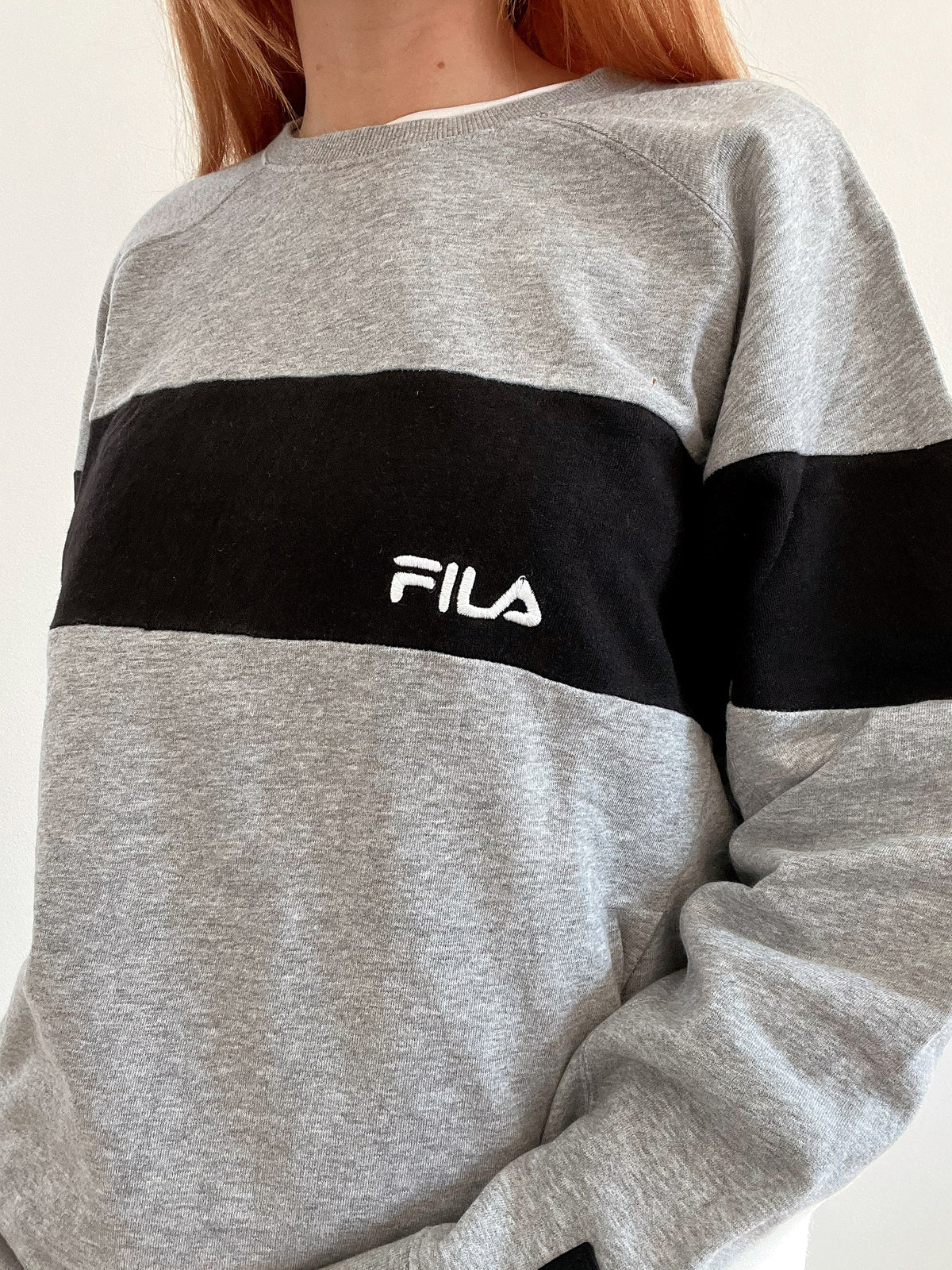 Hellgrauer und schwarzer Vintage-Pullover von Fila XL