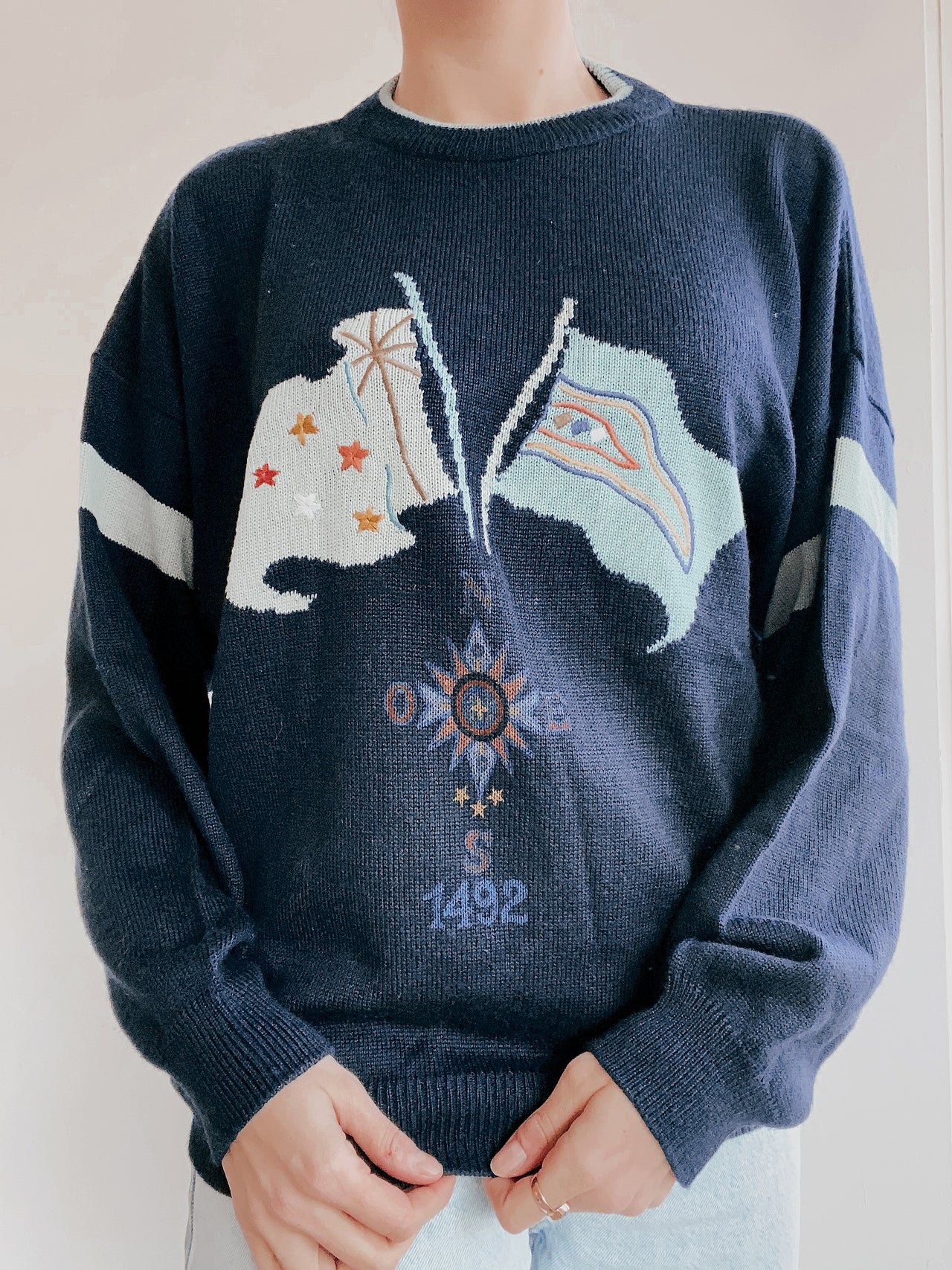 Pull vintage en maille bleu foncé avec drapeaux