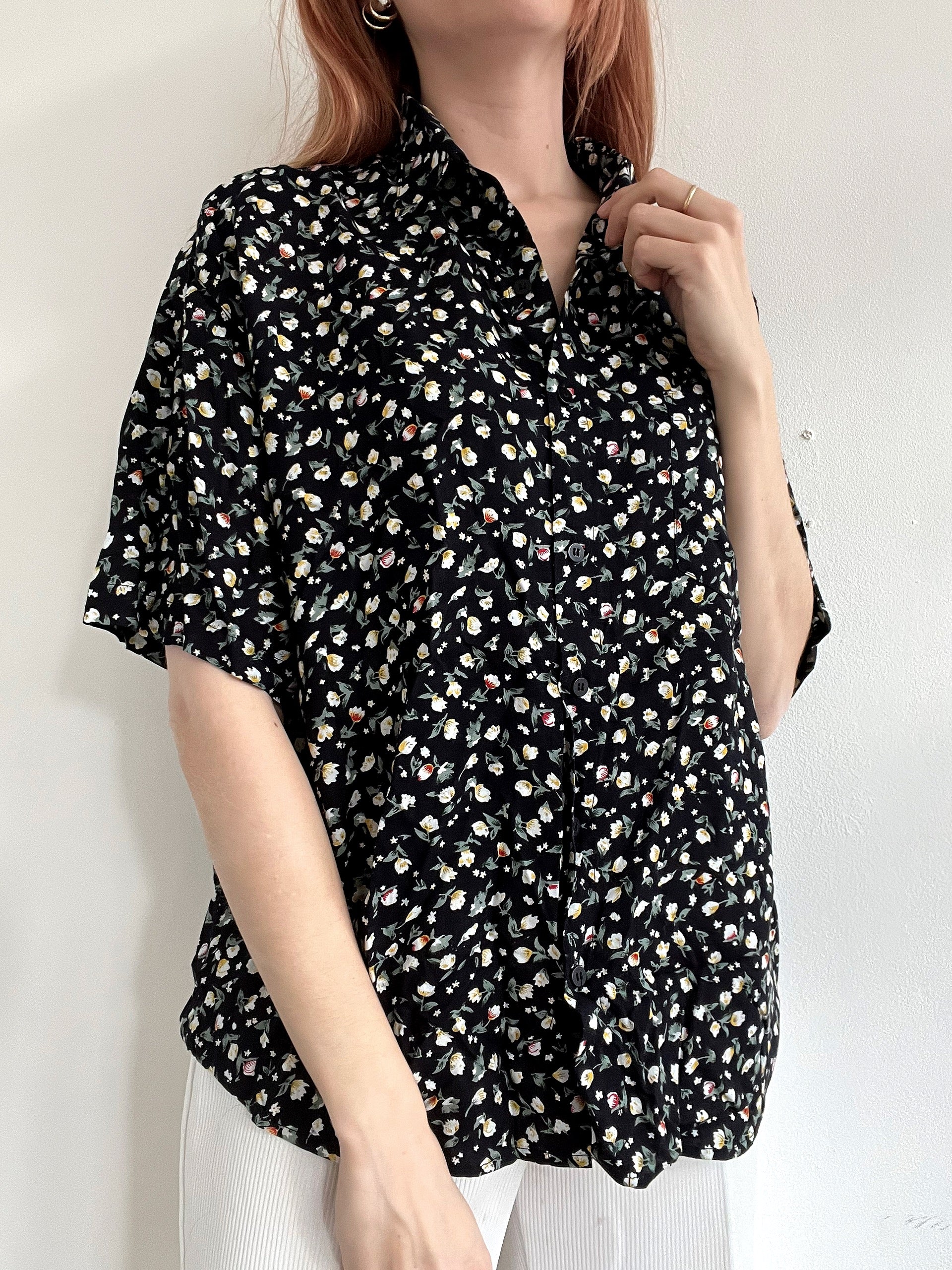 Chemise vintage à fleurs noire et blanche