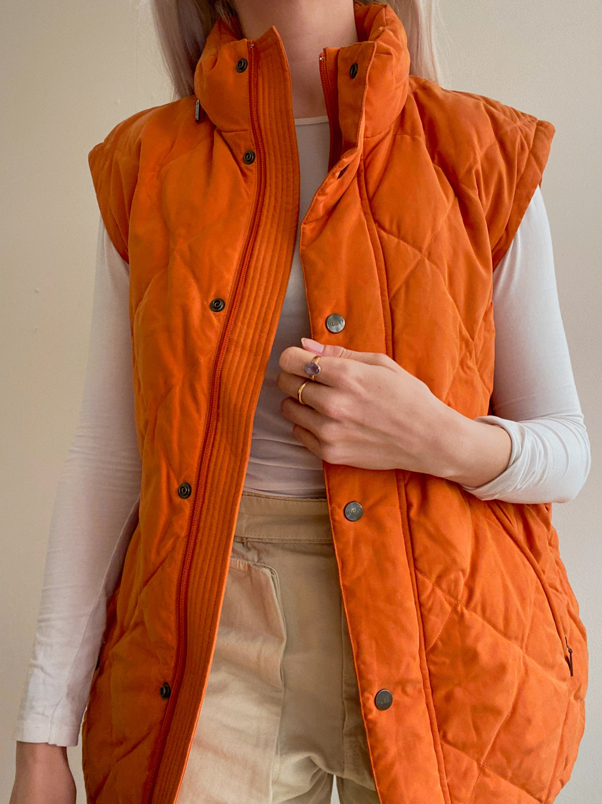 XL orangefarbene Daunenjacke