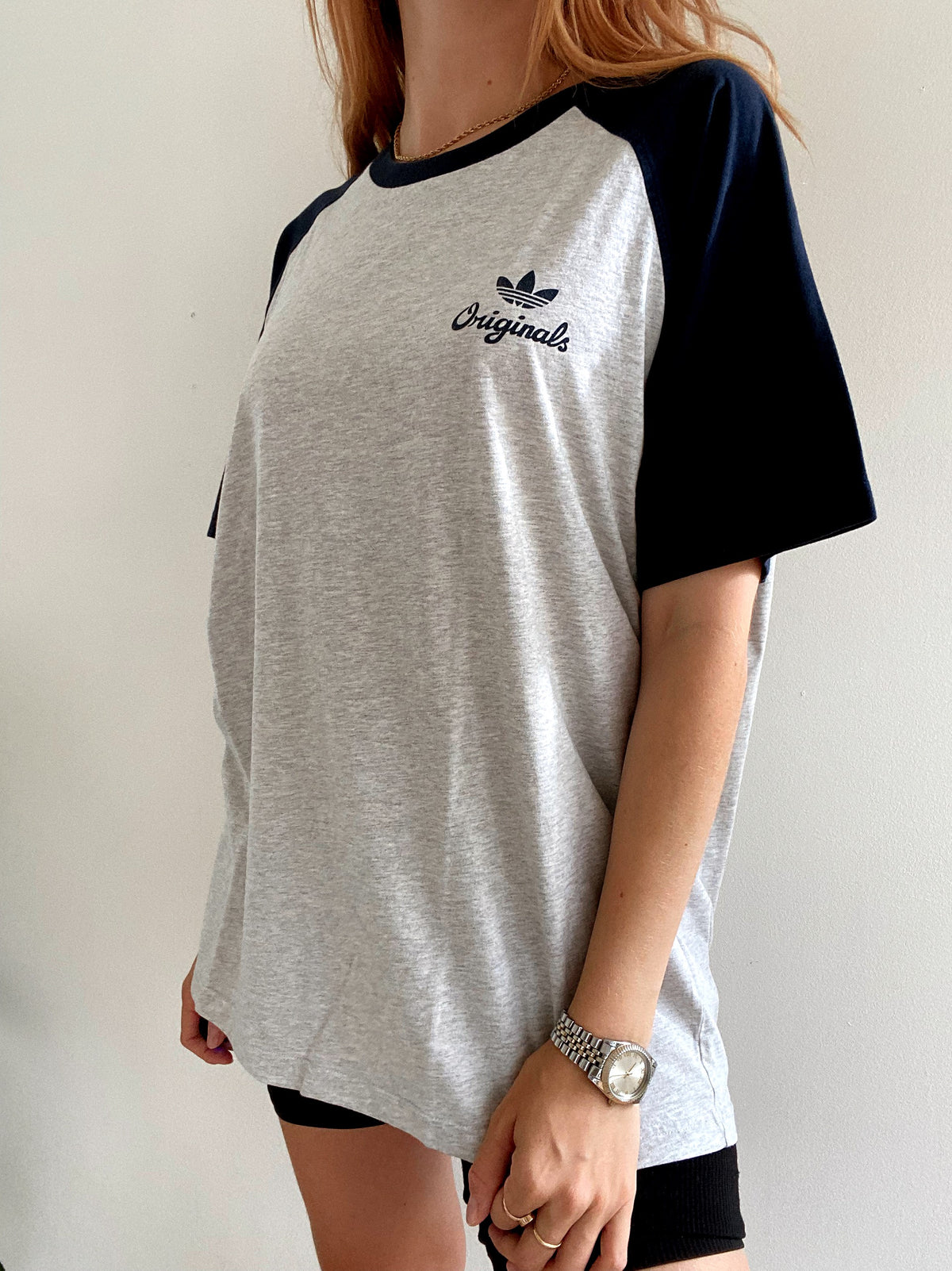 Vintage hellgraues und schwarzes Adidas XL T-Shirt