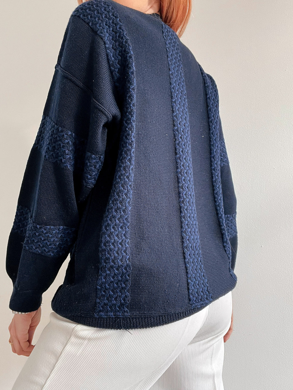 Pull vintage en laine bleu foncé à motifs colorés S/M