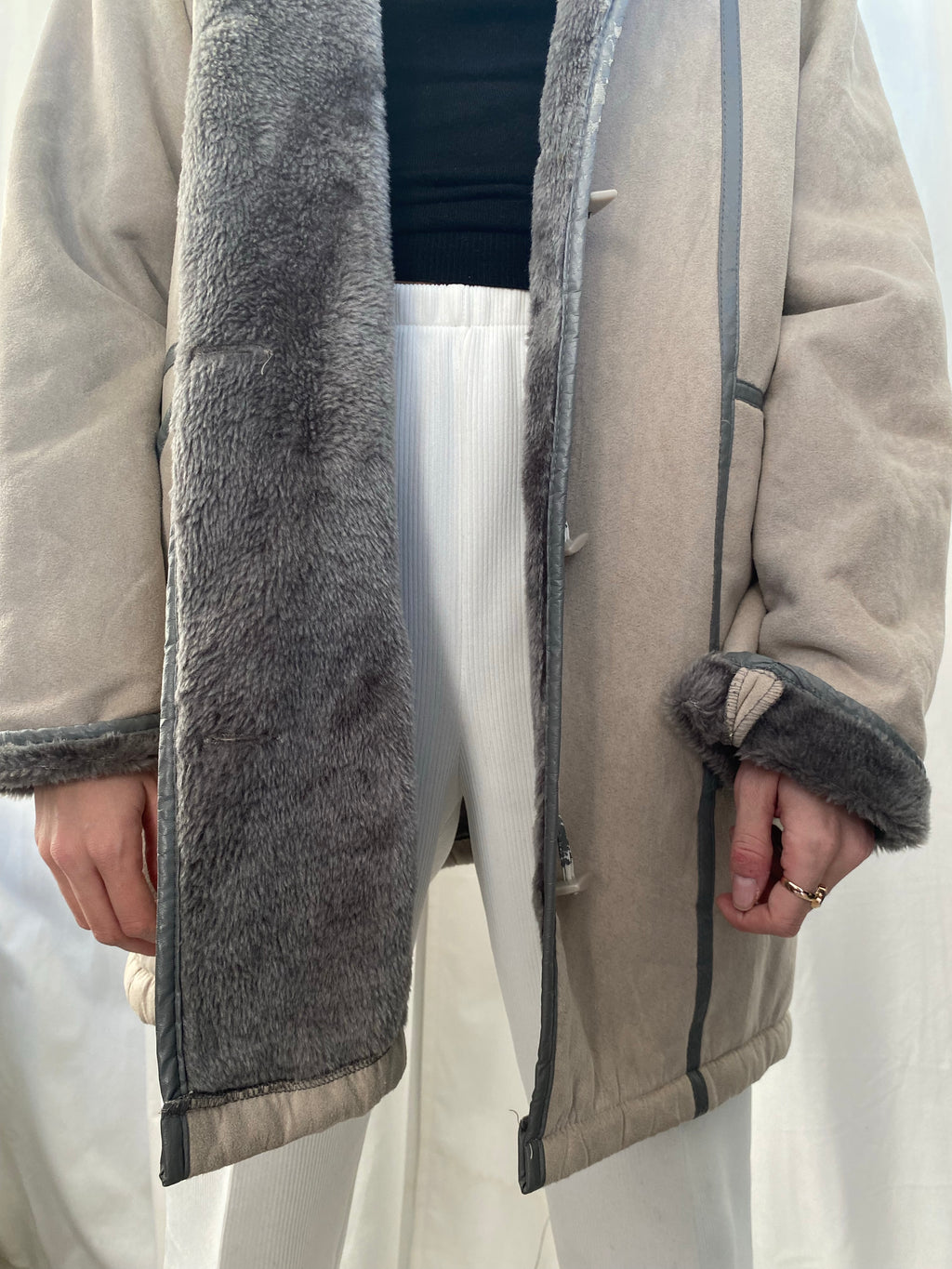 Manteau fin en mouton retourné gris clair