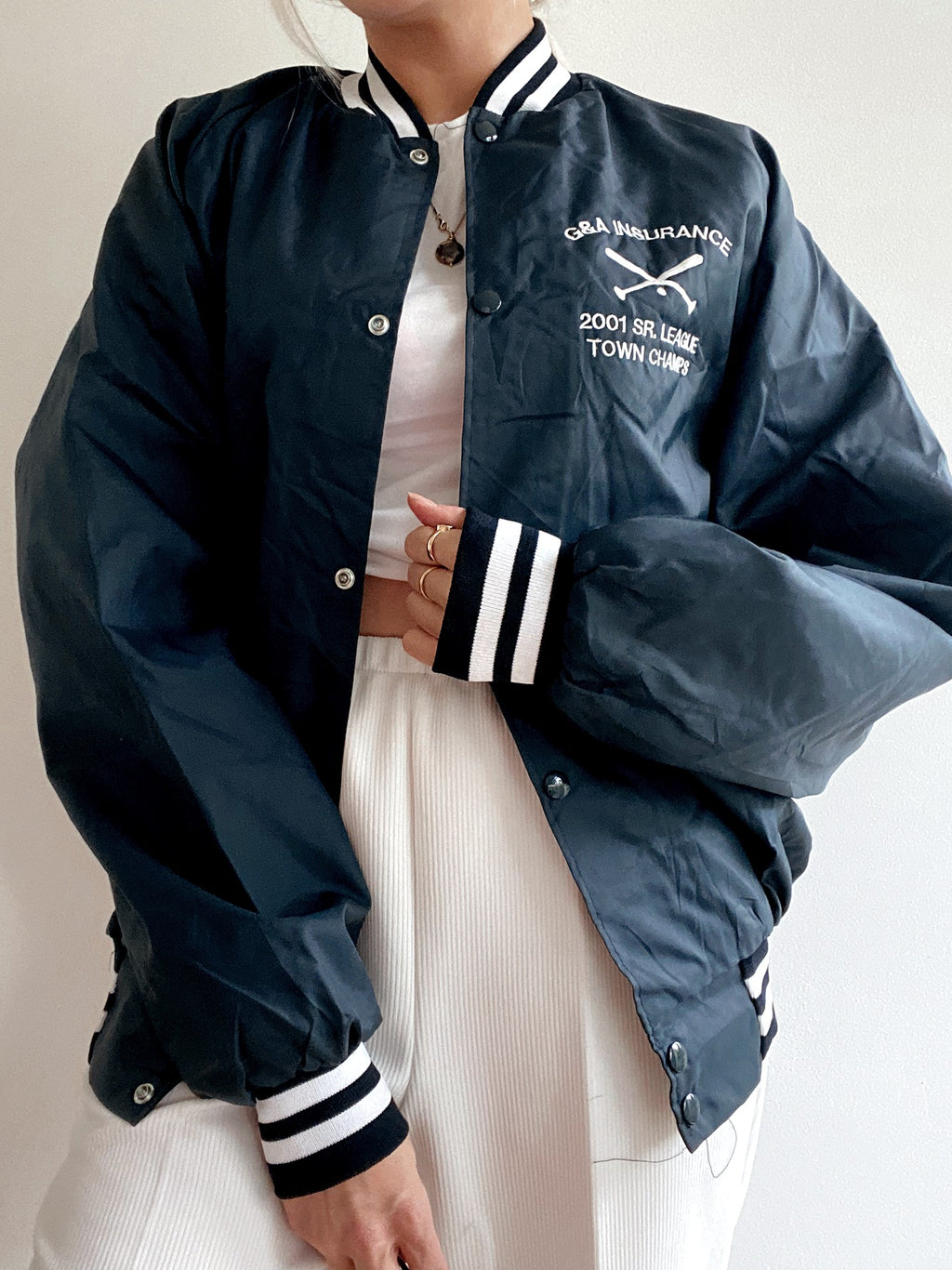 Dunkelblaue und weiße USA-Bomberjacke L