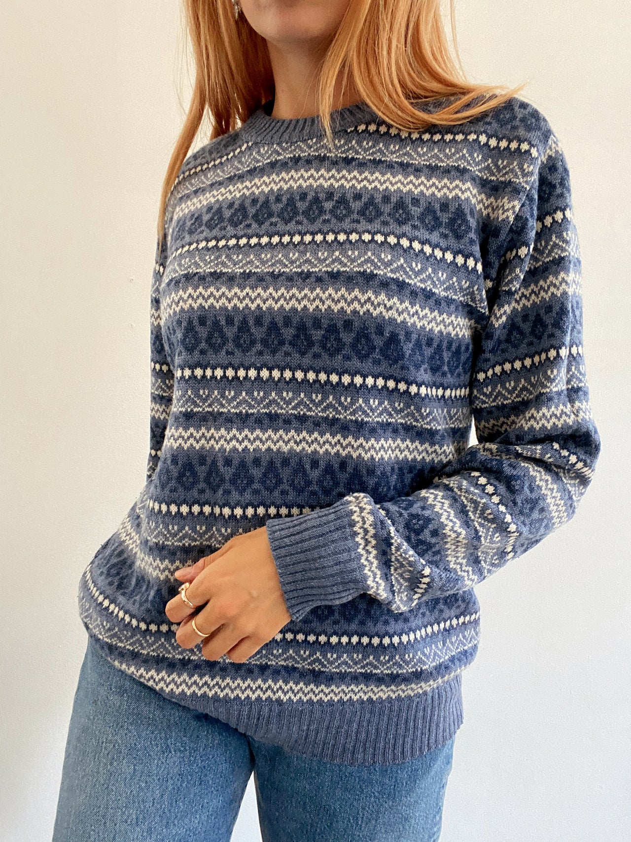 Pull vintage en laine bleu foncé à motifs