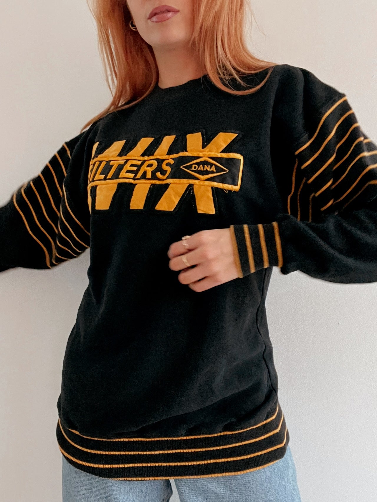 Pull vintage américain noir et jaune brodé L