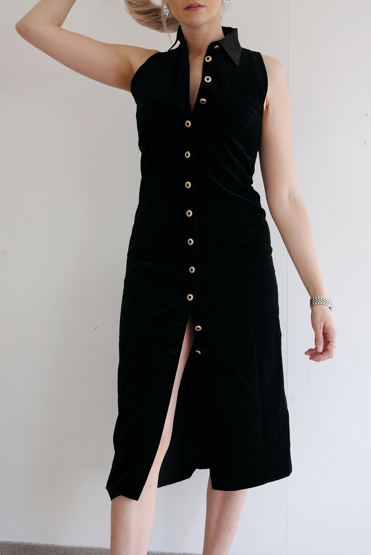 Robe en velours noire avec boutons dorés S