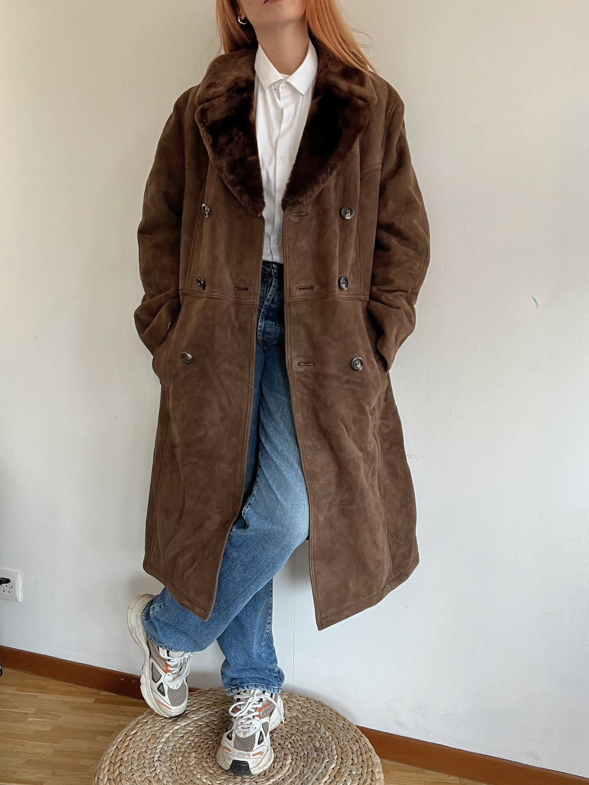 Dunkelbrauner Lammfellmantel mit Wildleder-Außenseite M/L 