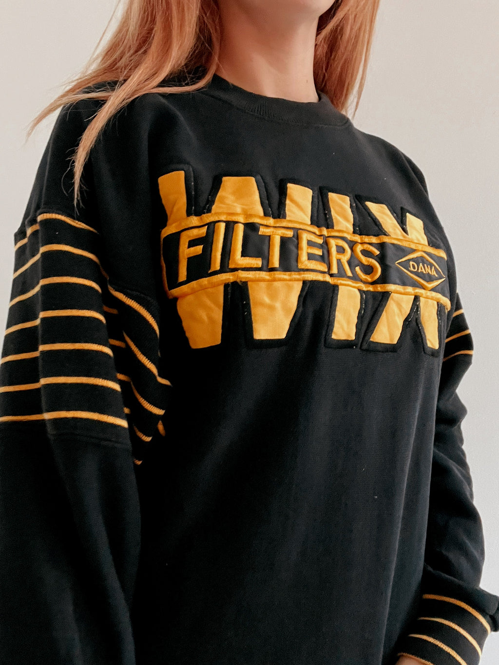 Pull vintage américain noir et jaune brodé L