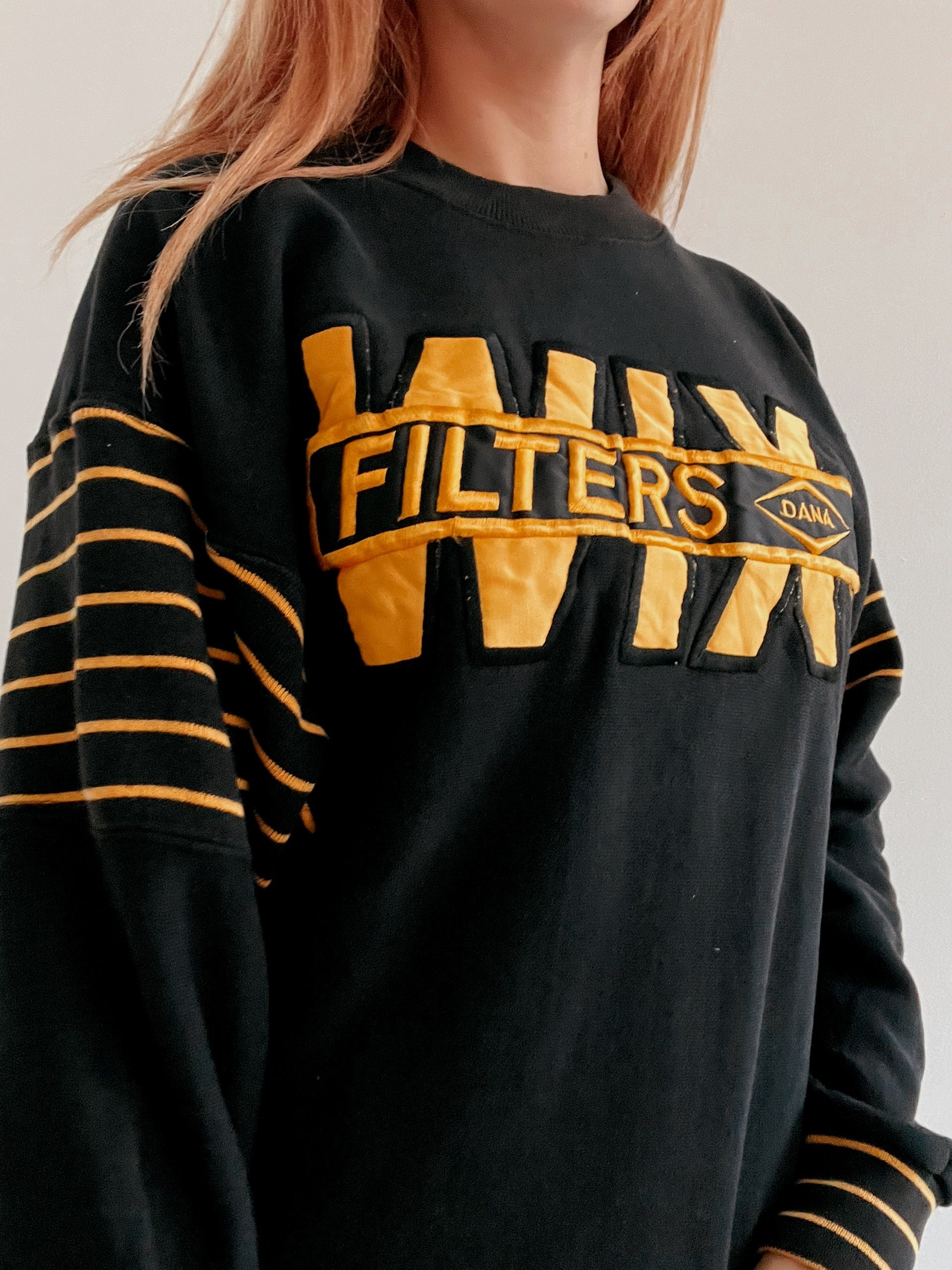 Pull vintage américain noir et jaune brodé L