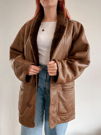 Brauner Lammfellmantel aus Leder mit dunkelbrauner Innenseite L/XL 