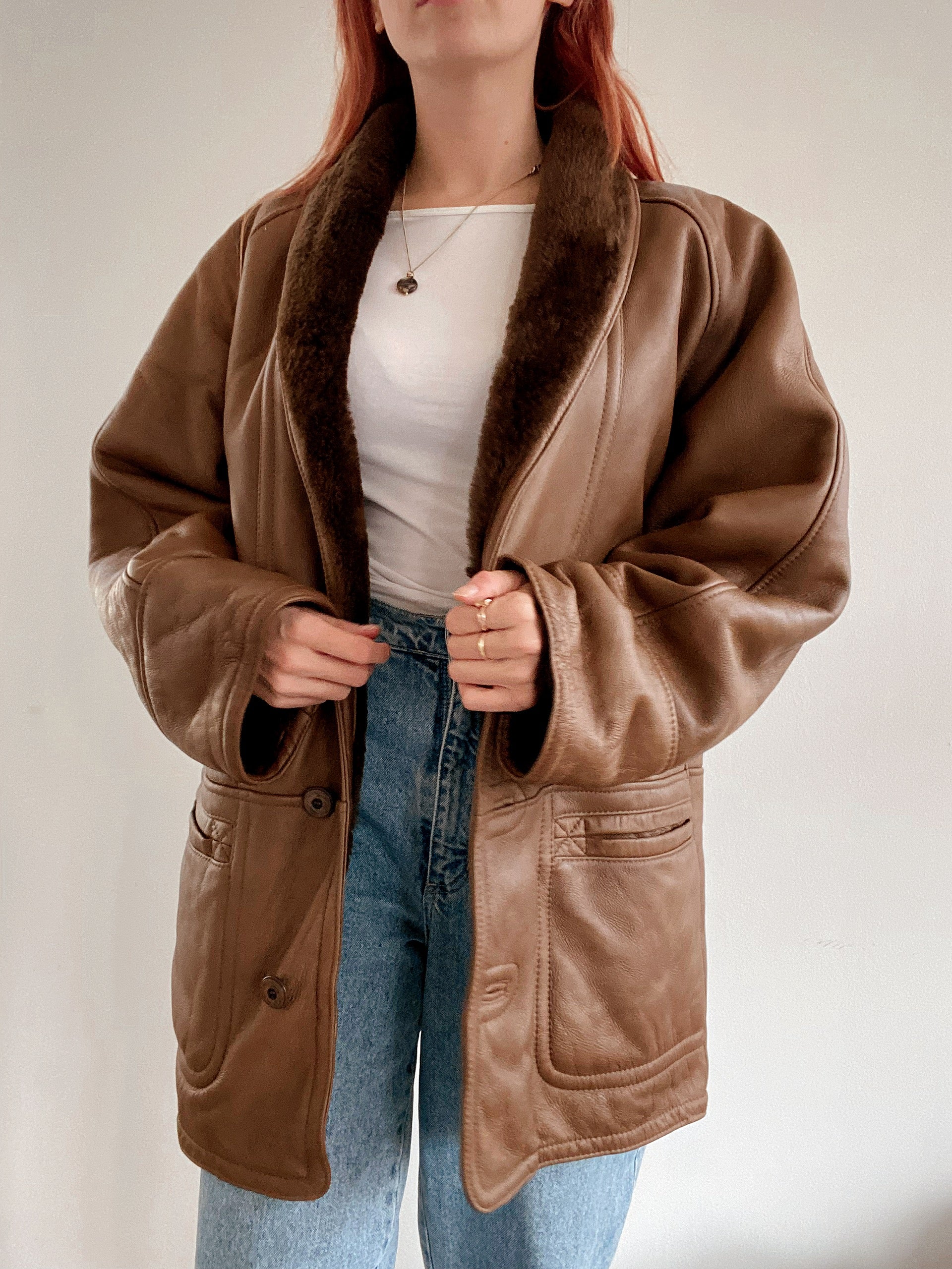 Brauner Lammfellmantel aus Leder mit dunkelbrauner Innenseite L/XL 