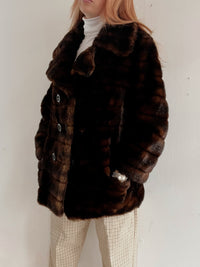 Manteau en fausse fourrure brune foncée