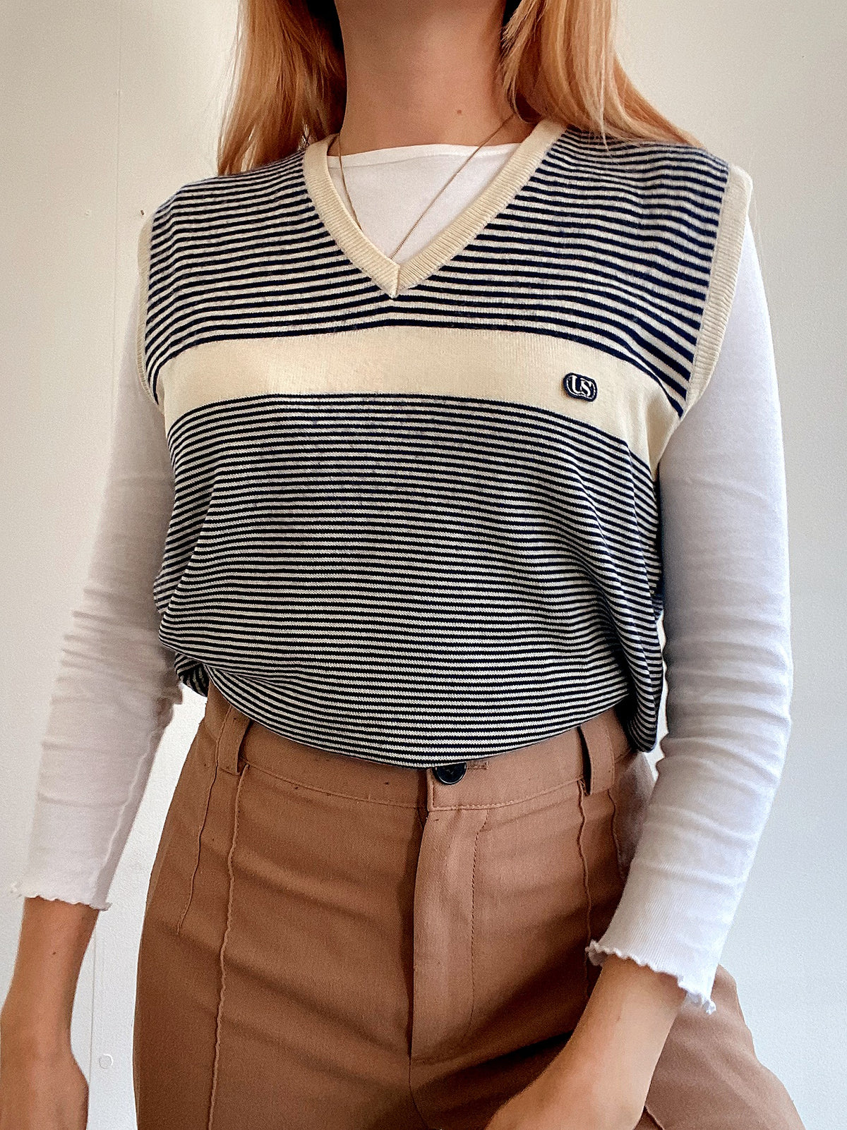 Gilet vintage sans manche bleu et blanc cassé rayé