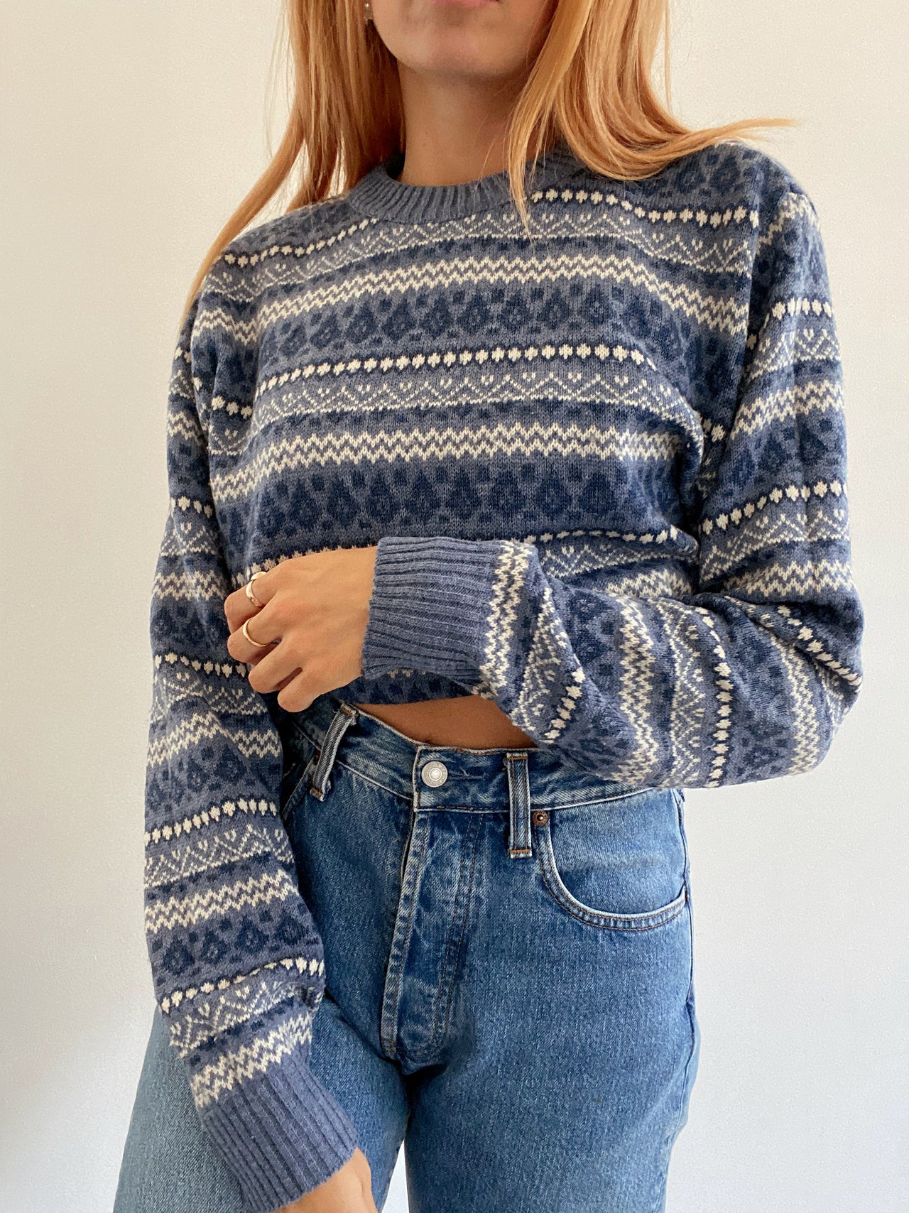 Pull vintage en laine bleu foncé à motifs