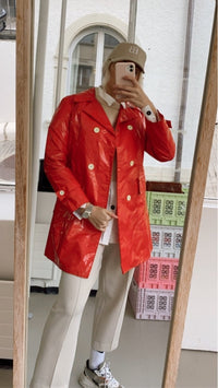 Kurzer vintage glänzender roter Regenmantel-Trenchcoat XS 