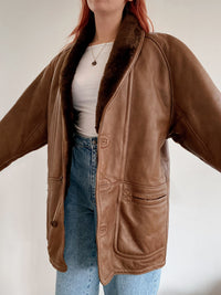 Brauner Lammfellmantel aus Leder mit dunkelbrauner Innenseite L/XL 